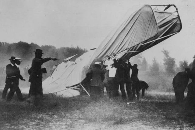 Fatal plane crash of Thomas Selfridge in 1908, the first photograph of a deadly aviation accident