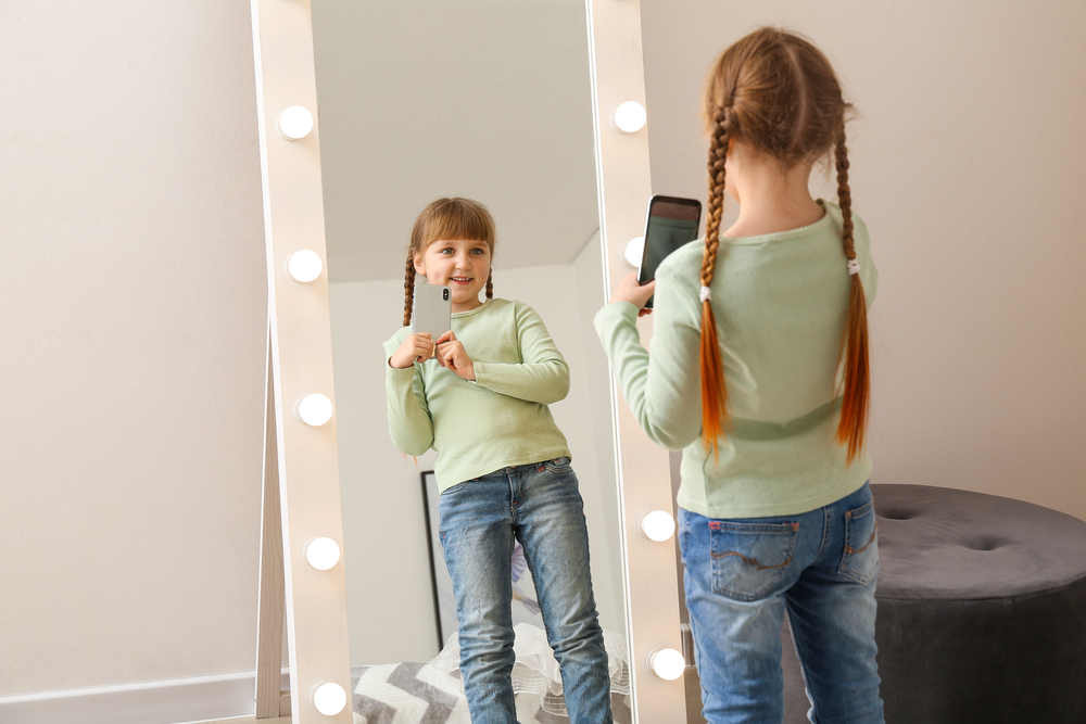 girl selfie before mirror