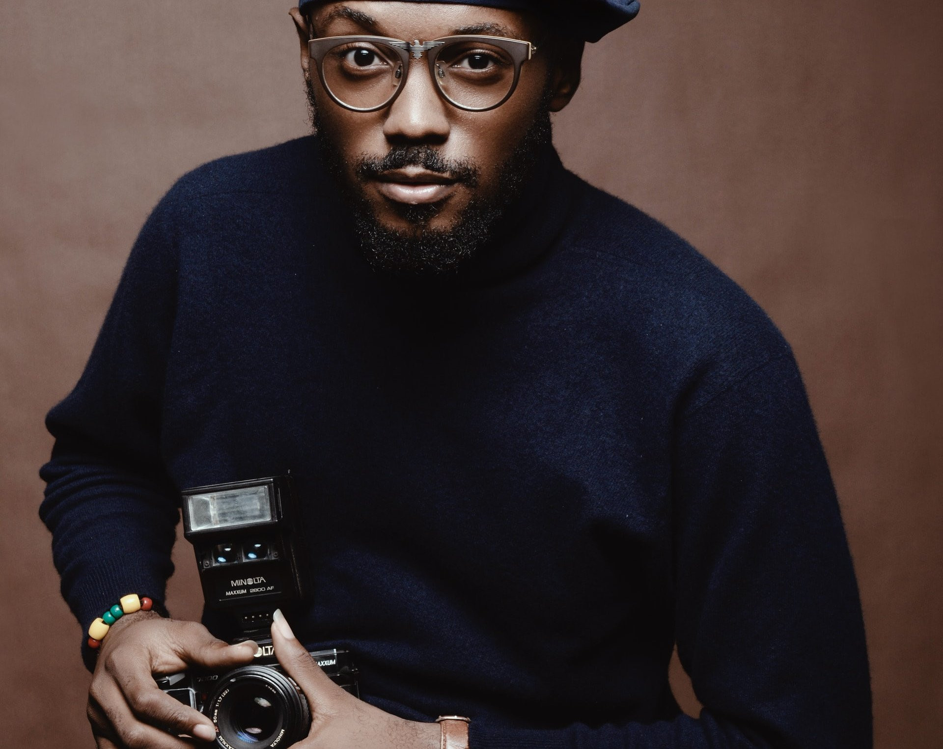 photographer holding DSLR camera, posed for a self portrait shot, how to take the best selfies