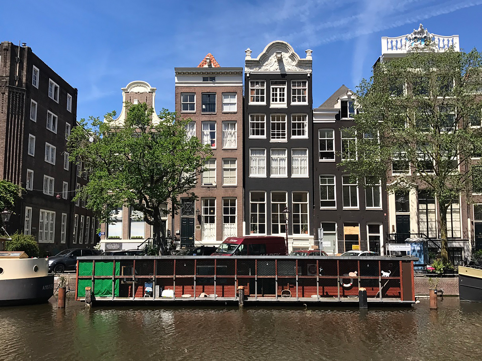 De Poezenboot's serene location on the Amsterdam canal