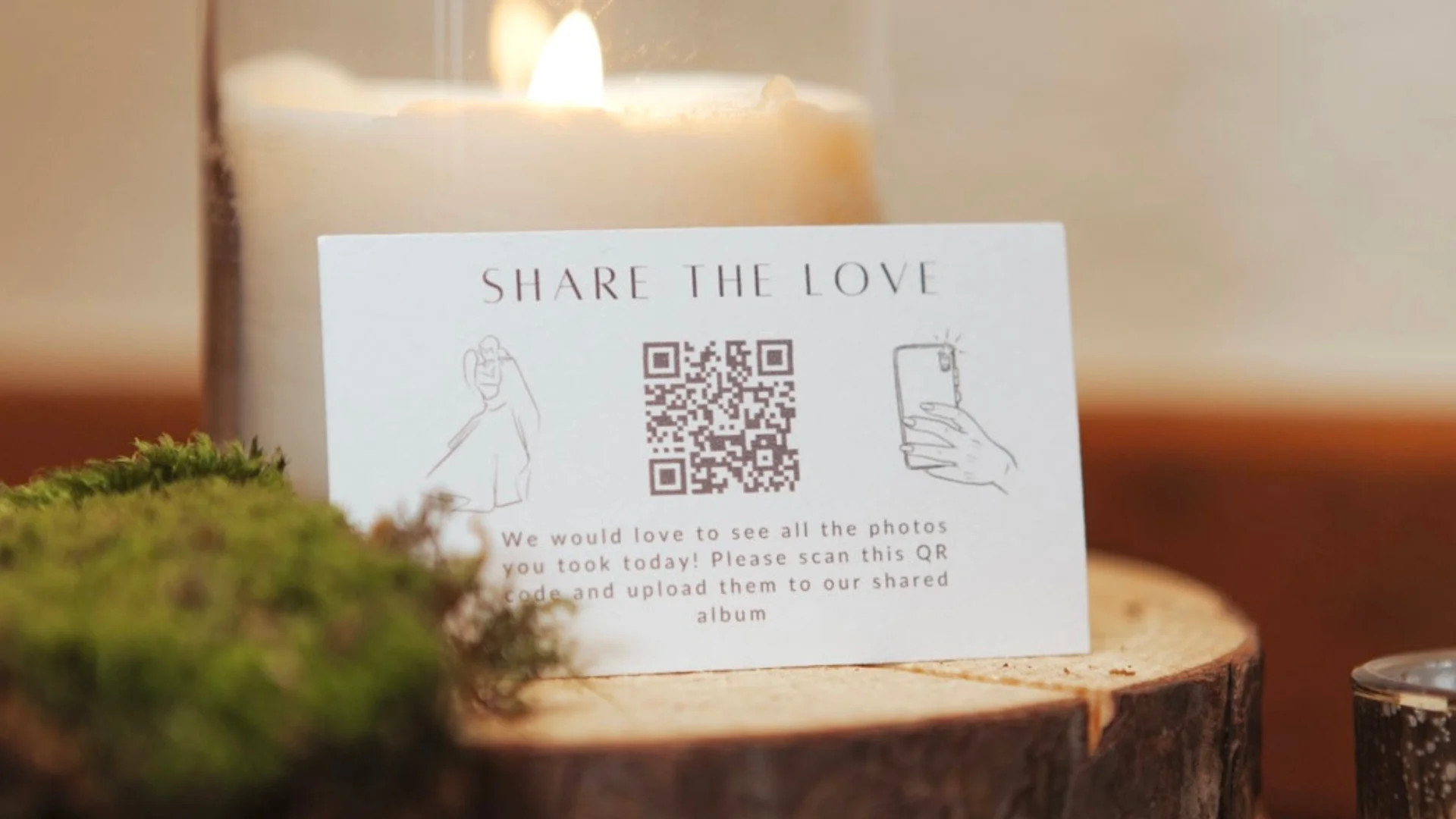 Wedibox QR code on a mini card for easy wedding photo uploads from guest devices.
