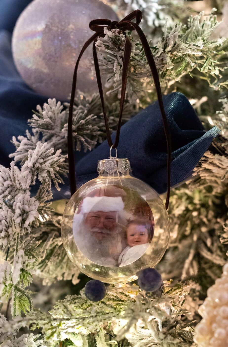 DIY photo ornaments with vintage photos, preserving nostalgic memories with care and creativity.