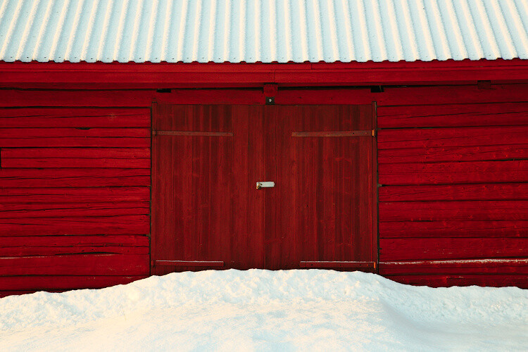 Photo using color contrast in a snowy landscape
