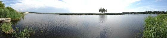 iPhone panorama mode interface showing the guide arrow and shutter button