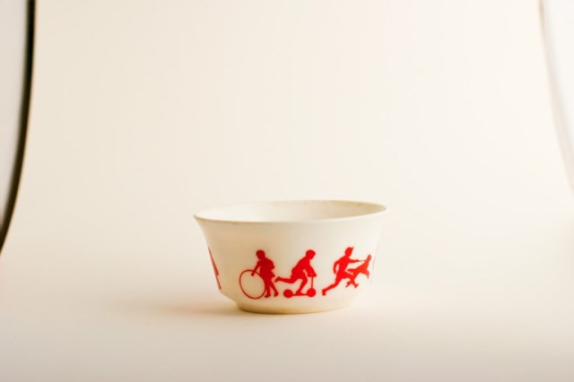 Lightbox setup with an object inside, illuminated by side lighting, showcasing even light distribution and minimal shadows